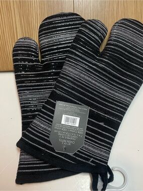 NWT Madison Set of 2 Oven Mitts Black White Striped Silicone Print Grips